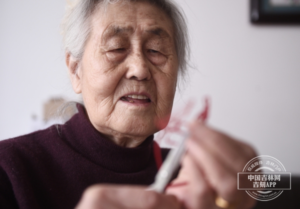 吉林85歲老奶奶創作剪紙作品 點讚戰“疫”醫護人員