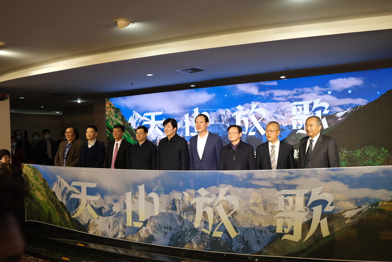 An gabatar da bikin nune-nunen hotuna mai taken “Jama’ar yankin Xinjiang na jin dadin zaman rayuwarsu” a nan Beijing_fororder___172.100.100.3_temp_9500049_1_9500049_1_1_10b57e59-6532-41da-9b3d-074da5eb37f1