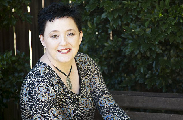 澳人体彩绘师炫神技将裸体女模变优美大提琴组图