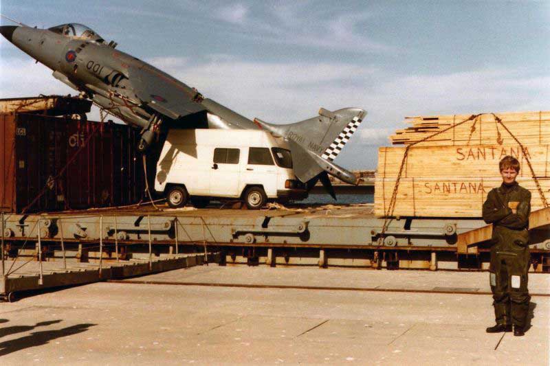 1983年英军战斗机迫降西班牙货轮组图