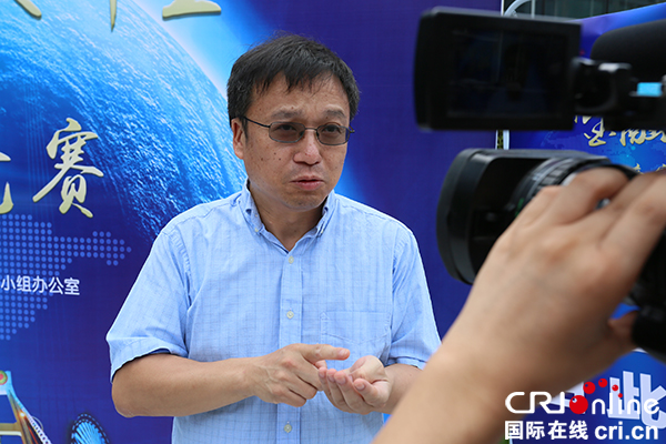 甘犁教授接受采访(摄影 刘垚)