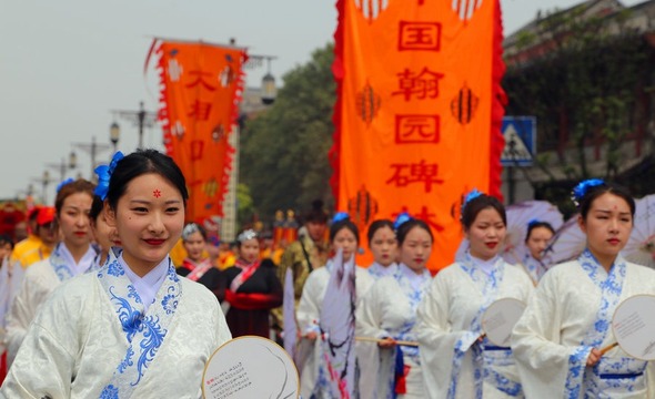 【河南供稿】古都開封1300余人踏春巡遊 再現北宋清明時節盛景