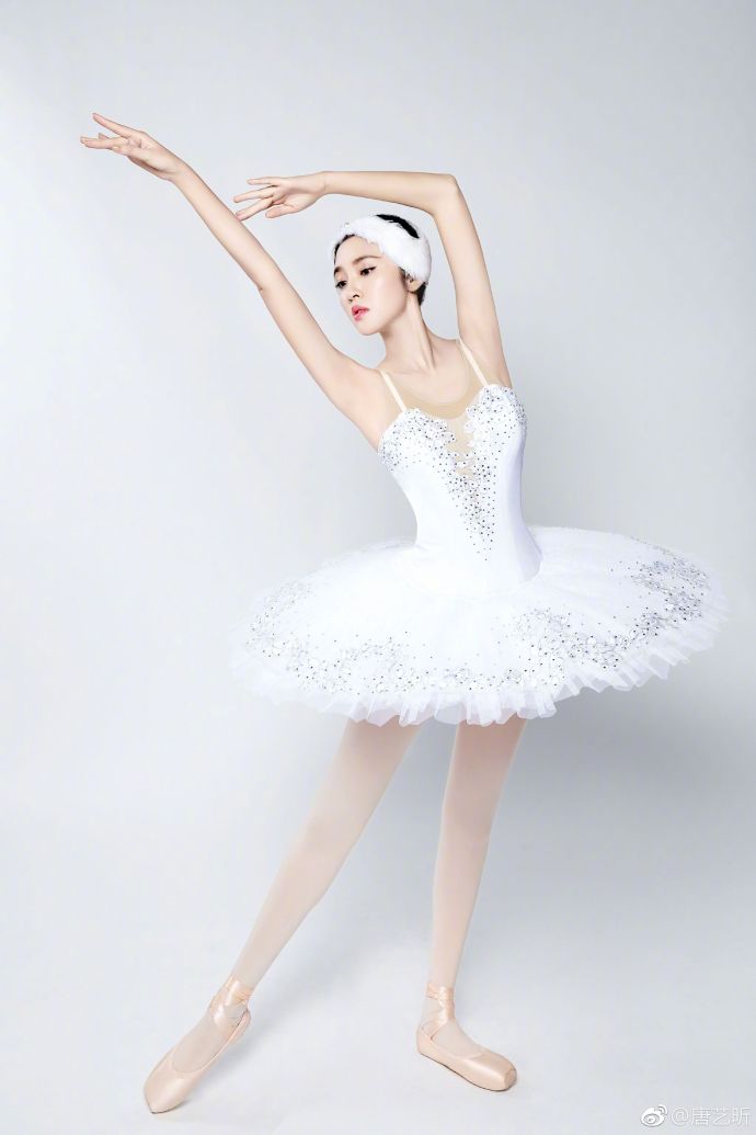 唐艺昕"抠脚"合影 沈梦辰:说好的一起优雅呢?