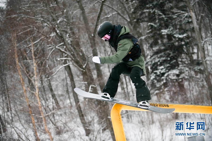 全國單板滑雪大跳臺和坡面障礙技巧錦標賽在吉林長白山開賽