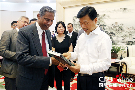 图片默认标题_fororder_巴基斯坦大V苏丹·迈哈穆德·哈利向中共合肥市委常委、宣传部部长钟俊杰先生赠送书籍 摄影 颜观潮_副本_副本