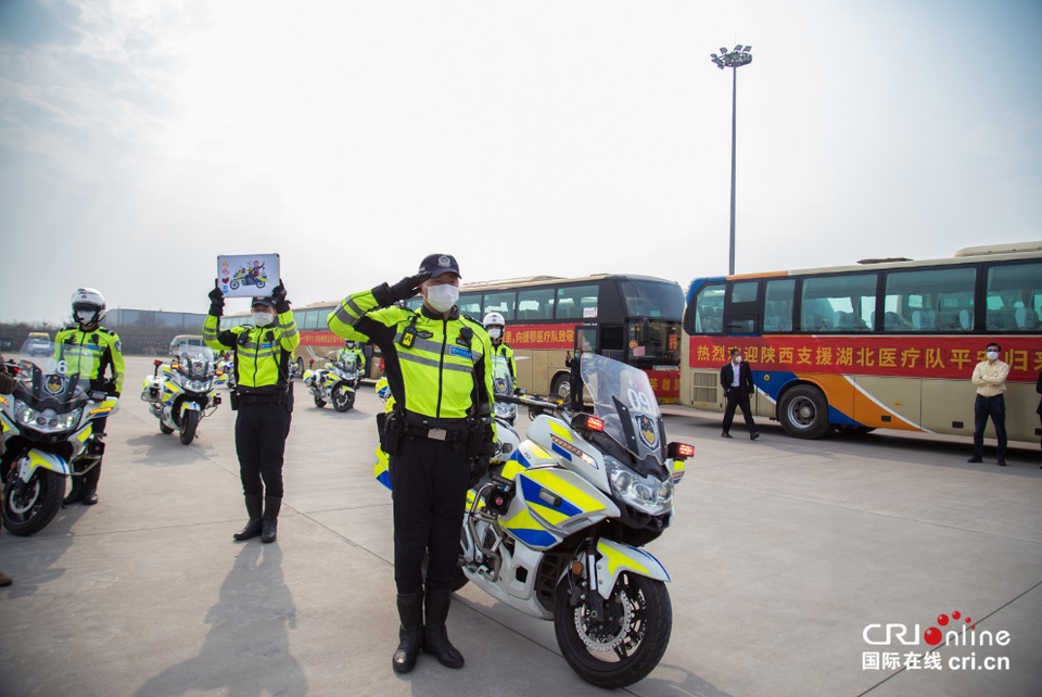 西安交警暖心寵“粉”——滿足援助武漢護士陳艷艷的“鐵騎夢”