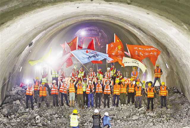 【社會民生】國內最長市政山嶺隧道鐵峰山隧道貫通