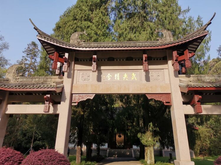 朱熹园又名武夷精舍,位于武夷山九曲溪畔.