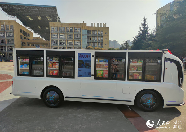 智能物联网无人驾驶物流车开进武汉高校