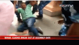 印度议会爆发混乱：议员打成一团 防暴警察将人拖出大厅