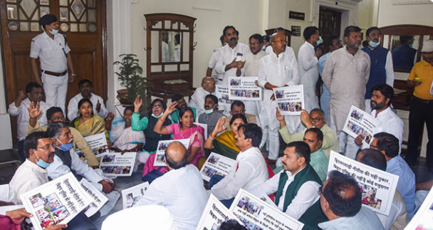 印度议会爆发混乱：议员打成一团 防暴警察将人拖出大厅