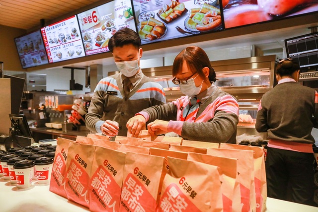 (肯德基餐厅工作人员正在打包早餐)