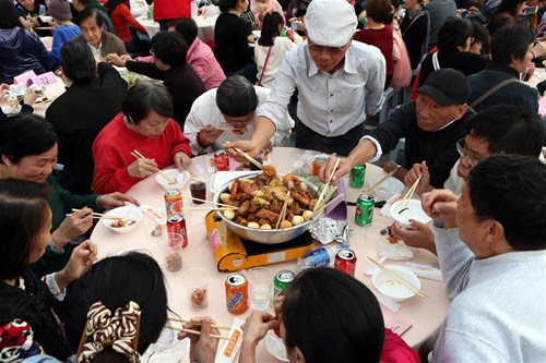 香港逾7000人齊聚許愿廣場(chǎng)品嘗盆菜宴