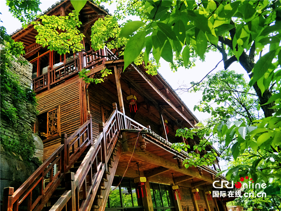 "小花溪农庄"特色的木质结构建筑