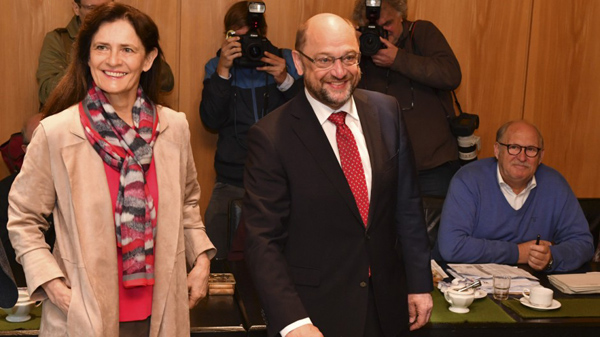 总理社民党候选人舒尔茨和他的妻子Inge在Würselen进行了投票_fororder_940x528