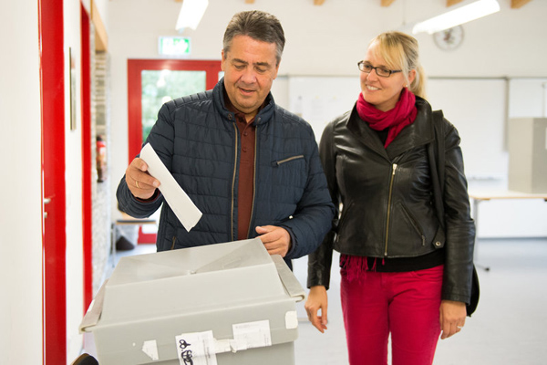 德国外交部长西格玛尔·加布里尔和他的妻子在戈斯拉尔安科进行了投票_fororder_672fcfd2-8584-4987-803b-dc4cc4031969_800