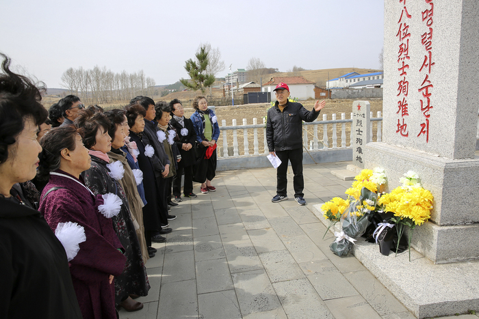 [청취자 내신] 청명절 연길노인뢰봉반 선렬기리기 행사 진행_fororder_0fddf8b1be31ff019b433db141d7198