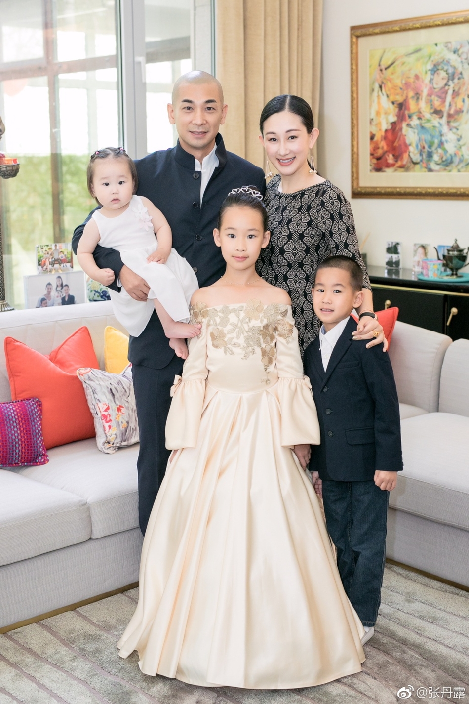 组图：赵文卓妻子晒温馨全家福 10岁女儿亭亭玉立像公主