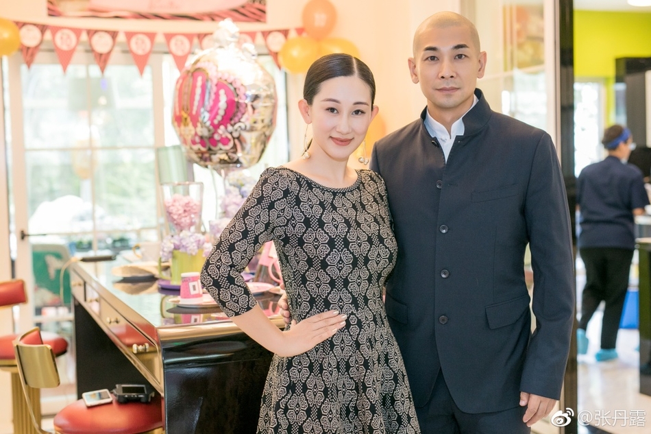 组图：赵文卓妻子晒温馨全家福 10岁女儿亭亭玉立像公主
