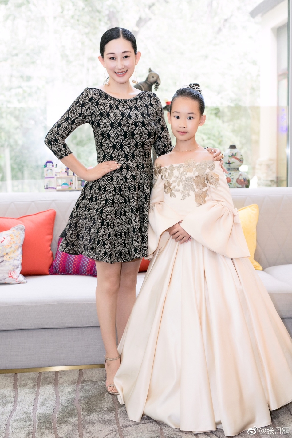 组图：赵文卓妻子晒温馨全家福 10岁女儿亭亭玉立像公主