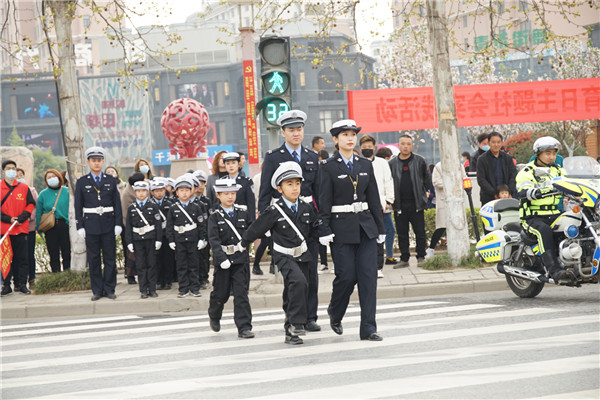 陜西寶雞市：小小交警管交通 攜手共創文明城_fororder_圖片211