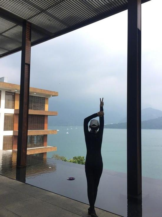 林依晨泳渡3000米日月潭 身材完美被赞"冻龄美少女"