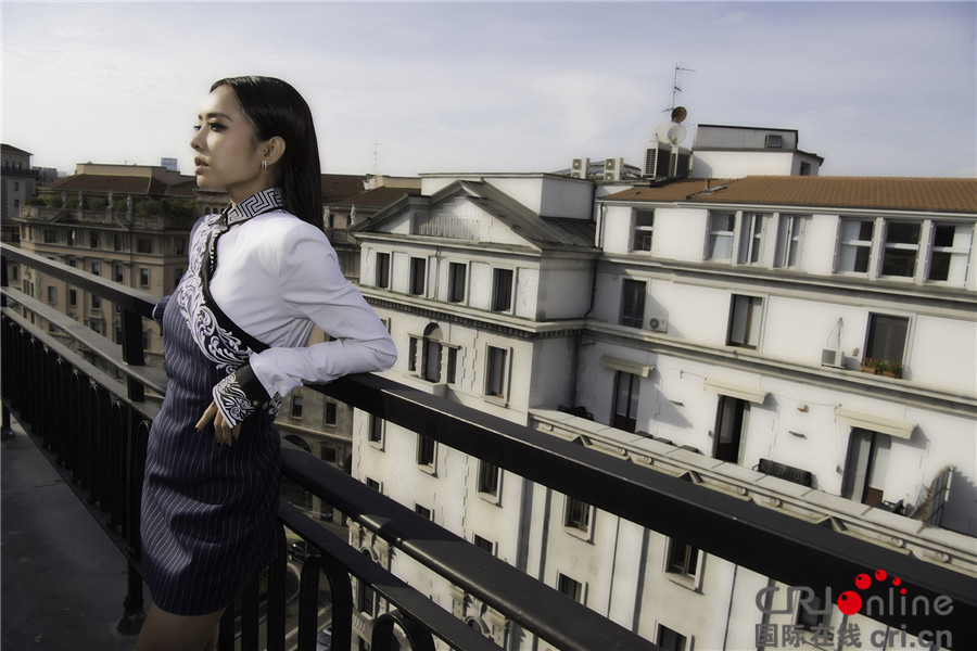 图片默认标题_fororder_蔡依林蓝白斜裁裙现身米兰