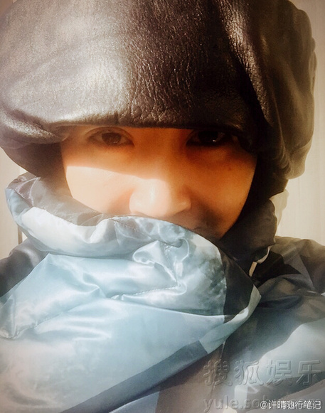 许晴晒自拍甜笑卖萌 包裹严实认不出