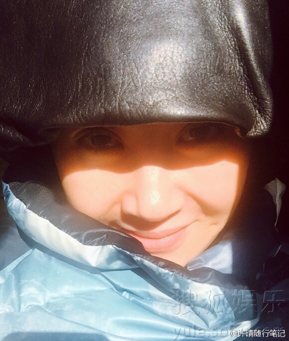 许晴晒自拍甜笑卖萌 包裹严实认不出