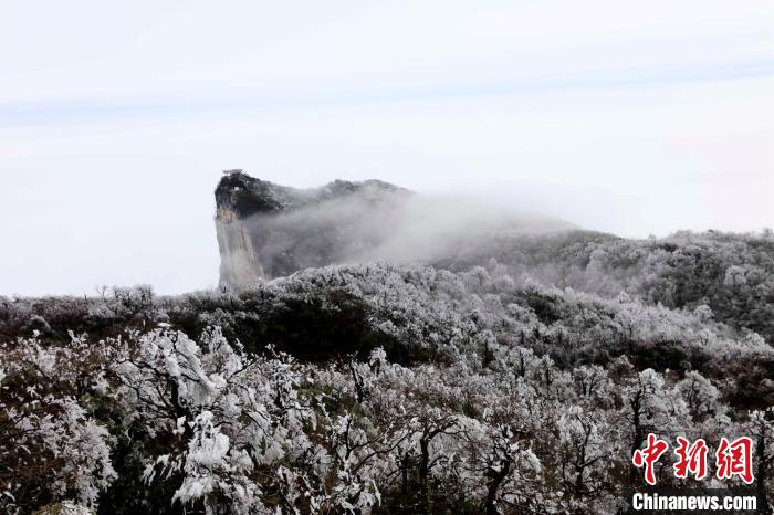 An yi dusar kankara a lambun shan iska na Tianmenshan dake birnin Zhangjiajie_fororder_127032260_zsite