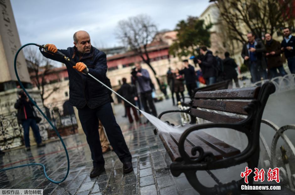 土耳其遭爆炸襲擊致25人死傷 市政工人清理現場