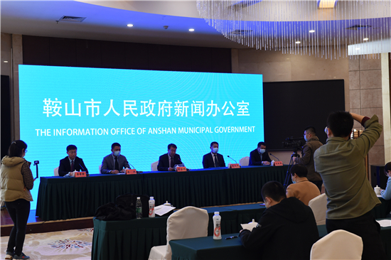 鞍山千山梨花节暨“后英杯”鞍山首届全国梨花•山地半程马拉松将于4月24日鸣枪开赛_fororder_鞍山千山梨花节暨“后英杯”鞍山首届全国梨花·山地半程马拉松新闻发布会现场 摄影：董楠楠