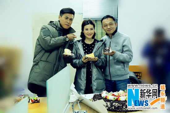 童蕾片场收获惊喜生日 靳东搞怪祝永远16岁