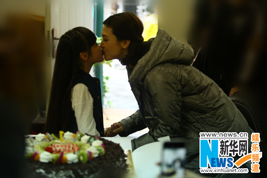 童蕾片场收获惊喜生日 靳东搞怪祝永远16岁