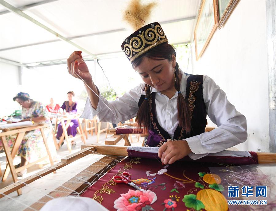 新疆哈密：傳統刺繡推動精準脫貧