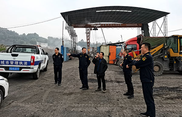 宜宾市翠屏区：开展川云中路沿线城乡环境专项整治_fororder_执法人员对占道经营、废旧回收等进行集中整治-供图-翠屏区城市管理局