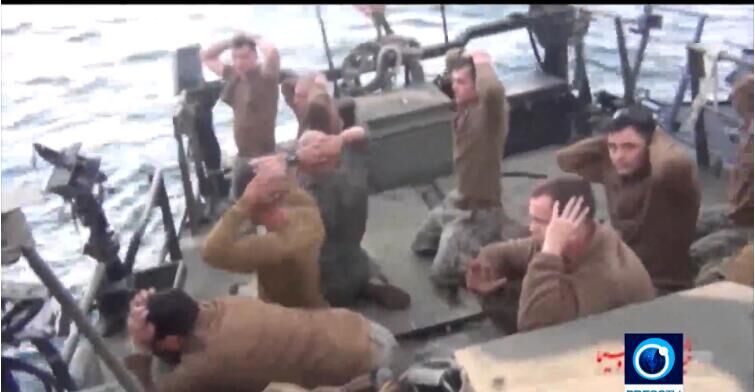 伊朗公布扣押美军巡逻艇时画面：美国大兵跪地抱头