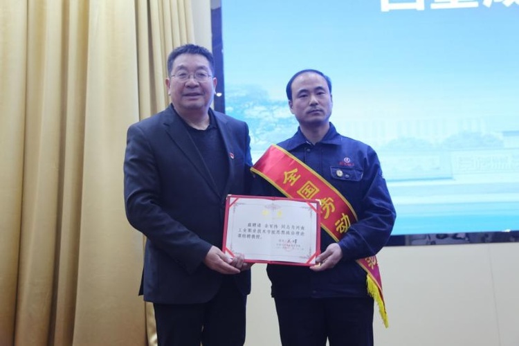 河南工業職業技術學院優秀畢業生余軍偉：全國勞動模範的成材之路