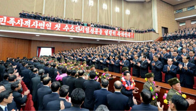 朝鲜十万市民沿街欢送"氢弹"试爆贡献者(组图)