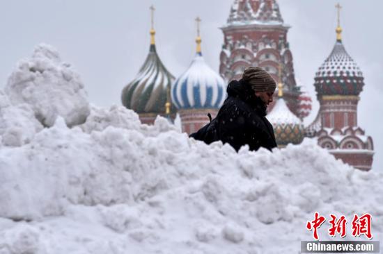 莫斯科突遇暴雪天气 积雪达24厘米