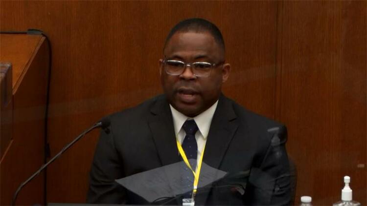 “弗洛伊德案”庭审第8天 涉事前警察或对弗洛伊德使用致命武力