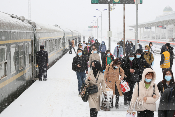 哈铁应对降雪天气确保旅客安全出行