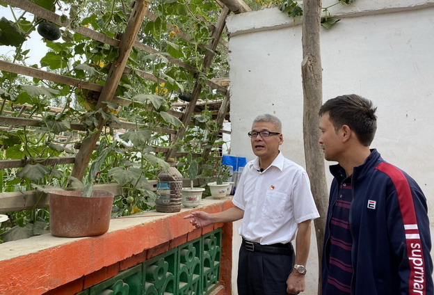 Bantu Penduduk di Selatan Xinjiang Keluar dari Kemiskinan_fororder_panweiliang1