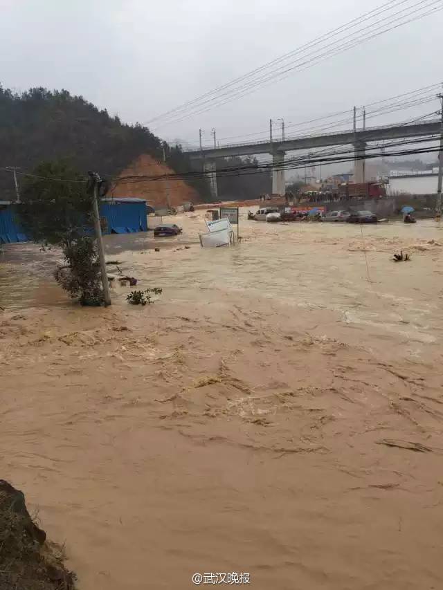 恩施一堰塞湖潰壩 大量人員車輛被困