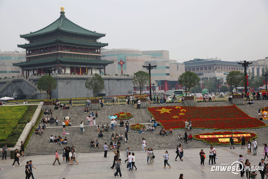 【焦点图 显示图在稿件最下方】迎国庆 西安钟鼓楼广场鲜花国旗成靓丽风景