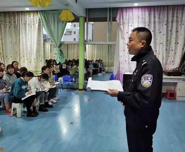 成都雙流區分局棠湖派出所社區民警何榮兵：紮實社區的“貼心人”_fororder_何榮兵開展宣傳教育工作-供圖-雙流區委宣傳部