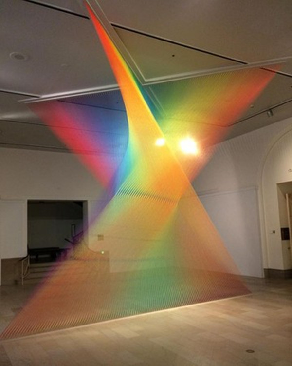 墨西哥艺术家用棉线拉出室内"彩虹"(组图)