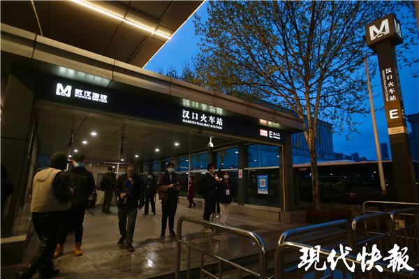 崔先生从范湖站上车,前往武昌站上班,他在武昌站附近的小区做物业工作