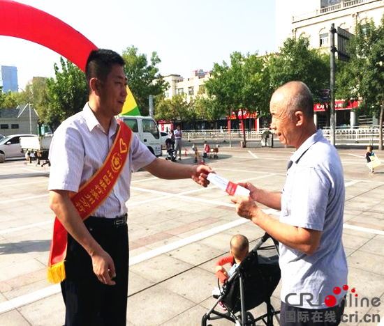 图片默认标题_fororder_向市民进行宣传