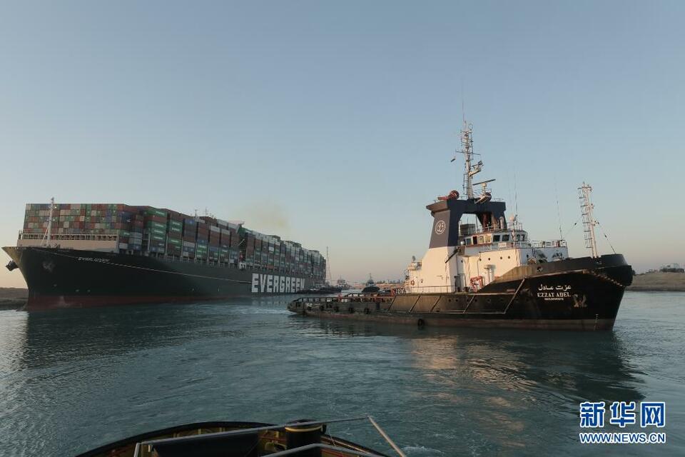 苏伊士运河搁浅货船成功起浮